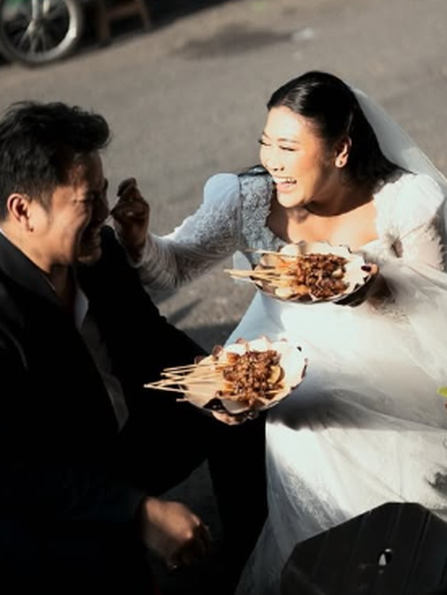 Boiyen dan Suami Hobi Kulineran, Doyan Jajan Sate!