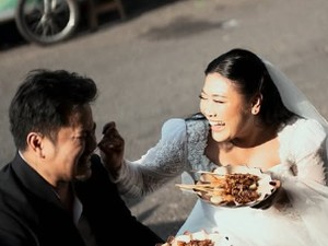 Boiyen dan Suami Hobi Kulineran, Doyan Jajan Sate!