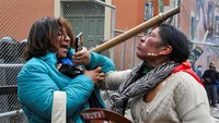 Seorang penambang terlibat perkelahian dengan seorang wanita yang menghadang demonstran saat sedang memblokir jalan. Serikat buruh yang dipimpin Central Obrera Boliviana (COB), bersama penambang dan petani coca, turun ke jalan La Paz menuntut pencabutan dekret penghapusan subsidi BBM yang diberlakukan lebih dari dua dekade. REUTERS/Claudia Morales