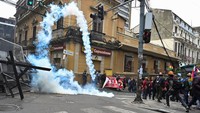 Gas air mata ditembakkan untuk membubarkan demonstran dalam mogok nasional yang dipimpin COB, bagian dari gelombang protes berkelanjutan sejak awal pekan setelah dekret subsidi diumumkan pemerintah Bolivia. REUTERS/Claudia Morales