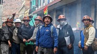 Kelompok pekerja, termasuk penambang, berkumpul di La Paz selama aksi 23 Desember 2025, menyatakan subsidi bahan bakar merupakan penopang utama biaya hidup dan distribusi barang di tengah melemahnya ekonomi nasional. REUTERS/Claudia Morales