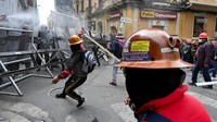 Demonstran bentrok dengan polisi di La Paz, Bolivia, pada 23 Desember 2025 dalam protes besar menentang penghapusan subsidi bahan bakar oleh Presiden Rodrigo Paz melalui Dekret Supreme 5503, yang memicu kenaikan tajam harga bensin dan diesel. REUTERS/Claudia Morales