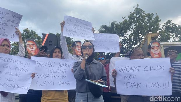 Botok Cs Pati Massa menggelar aksi damai di depan kantor Pengadilan Negeri Pati, Rabu (24/12/2025).