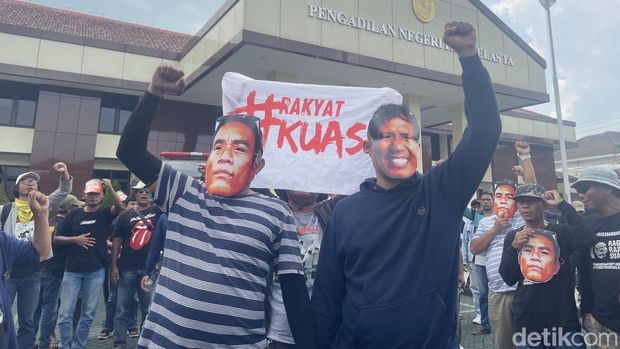 Massa menggelar aksi damai di depan kantor Pengadilan Negeri Pati, Rabu (24/12/2025).