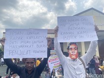 Massa Gelar Aksi di PN Pati Saat Sidang Perdana Terdakwa Botok Cs