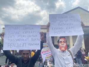 Massa Gelar Aksi di PN Pati Saat Sidang Perdana Terdakwa Botok Cs