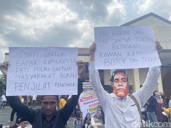 Massa menggelar aksi damai di depan kantor Pengadilan Negeri Pati, Rabu (24/12/2025).