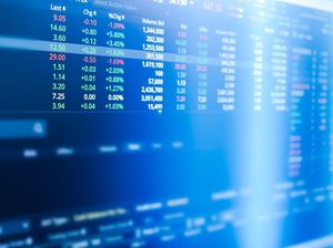 IHSG Terkoreksi ke 8.584, BJTM Lanjutkan Aksi Penyertaan Modal, dan INET Rencanakan Right Issue