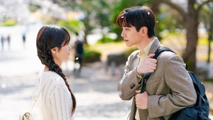 Junho dipasangkan dengan Kim Hye Joon (memerankan Min Suk) di Cashero. Saksikan di Netflix mulai 26 Desember! (Foto: dok. Netflix)
