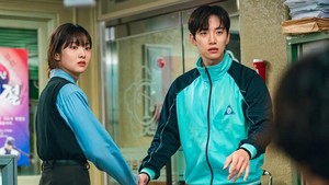 Tentu Cashero gak cuma hanya sekadar pamer kekuatan para superhero dan gedebag-gedebug. Ada romansa juga dalam drakor ini. (Foto: dok. Netflix)