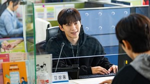 Kang Sang Ung adalah PNS biasa yang punya kekuatan super unik. (Foto: dok. Netflix)