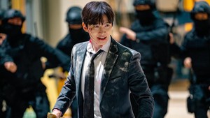 Makin banyak uang yang dia genggam, makin tinggi juga level kekuatan Kang Sang Ung. (Foto: dok. Netflix) 