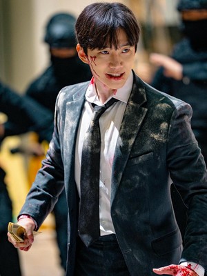 Aksi Lee Junho di Drakor Netflix Cashero, Tayang 26 Desember!