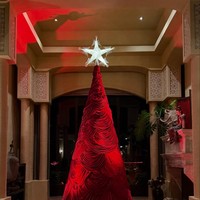 Alih-alih menggunakan pohon asli atau tiruan, Jada Pinkett Smith membuatnya dari kain berwarna merah. Velvety Christmas, tulis istri aktris Will Smith itu. (Foto: Instagram)