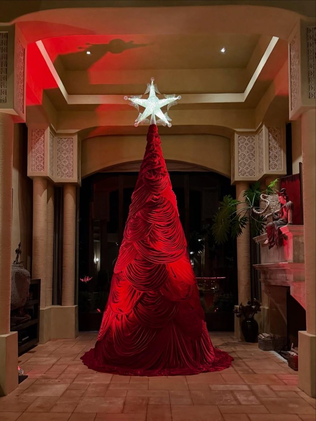 Alih-alih menggunakan pohon asli atau tiruan, Jada Pinkett Smith membuatnya dari kain berwarna merah. Velvety Christmas, tulis istri aktris Will Smith itu. (Foto: Instagram)