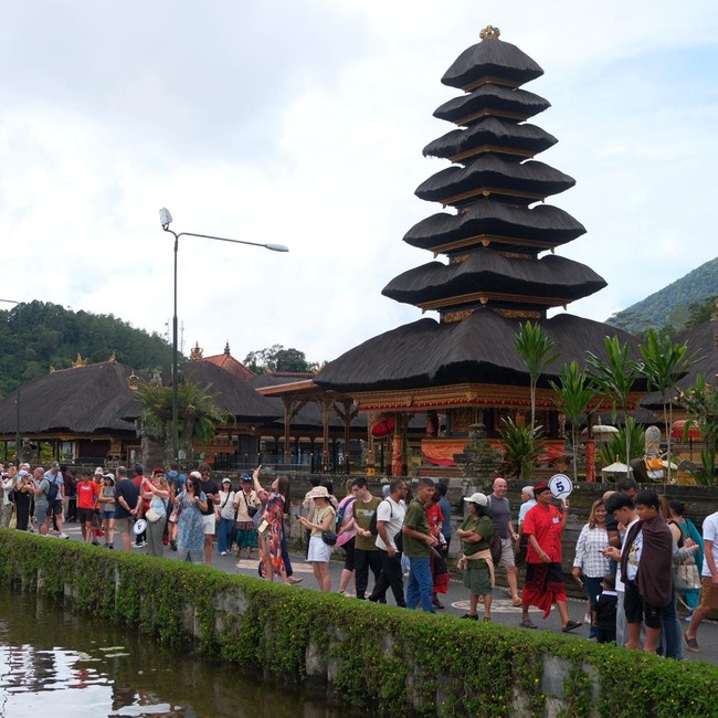 Destinasi Ikonik Bali Ulun Danu Beratan Ramai Saat Natal