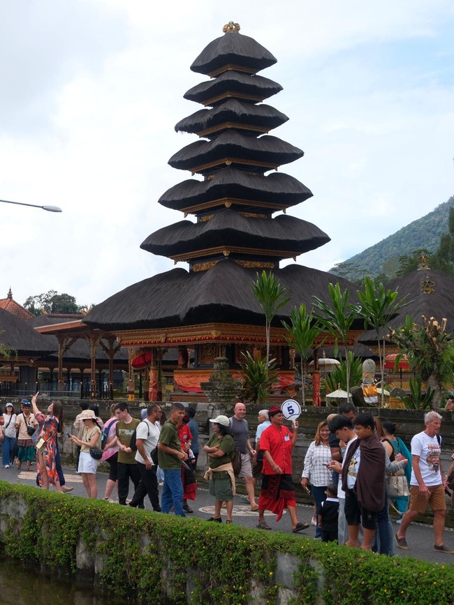 Destinasi Ikonik Bali Ulun Danu Beratan Ramai Saat Natal