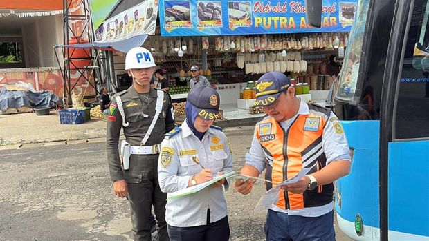 Dinas Perhubungan (Dishub) Kabupaten Bogor menggelar inspeksi keselamatan angkutan jalan di Jalan Raya Puncak dalam rangka libur Natal dan Tahun Baru. Dinas Perhubungan (Dishub) Kabupaten Bogor menggelar inspeksi keselamatan angkutan jalan di Jalan Raya Puncak dalam rangka libur Natal dan Tahun Baru.
