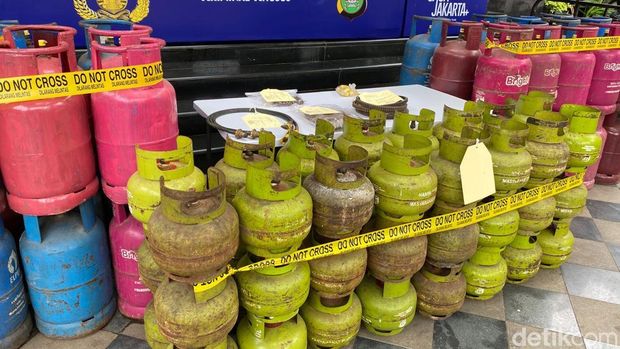 Ditreskrimsus Polda Metro Jaya membongkar kasus pengoplosan gas bersubsidi 3 kg yang dipindah ke tabung ukuran 12 kg dan 50 kg. (Wildan N/detikcom)