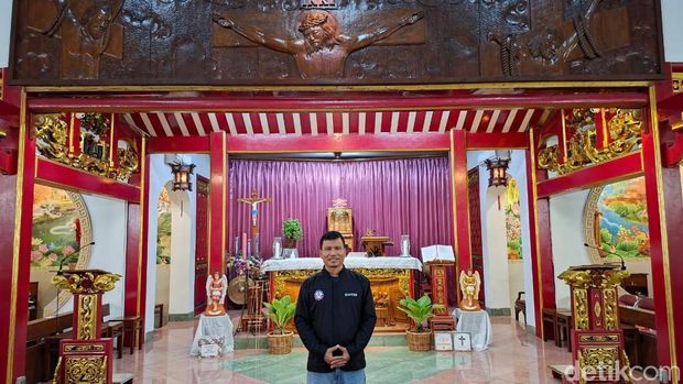 Gereja Santa Maria de Fatima Gereja Santa Maria de Fatima atau disebut Gereja Toasebio merupakan gereja yang mengusung desain Tionghoa sehingga tampak seperti kelenteng.