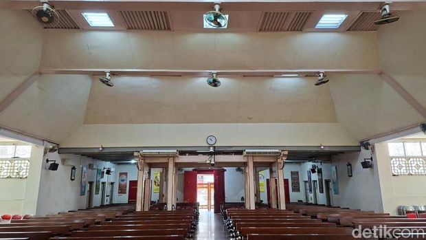 Gereja Santa Maria de Fatima Gereja Santa Maria de Fatima atau disebut Gereja Toasebio merupakan gereja yang mengusung desain Tionghoa sehingga tampak seperti kelenteng.