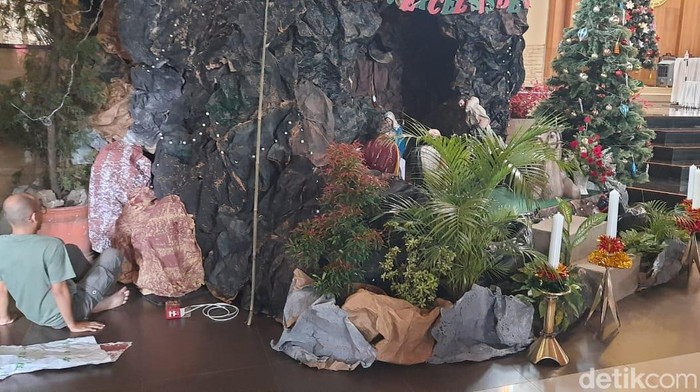 Pohon Pinus hingga Gua Natal Hiasi Gereja Santa Yoseph Palembang