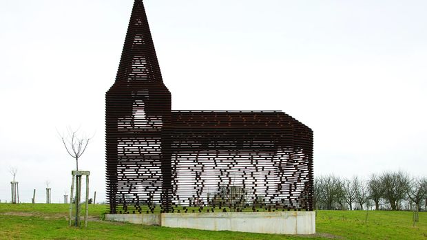 Gereja Transparan Gereja unik di tengah pedesaan di Belgia. Sebab, gereja ini dibangun dari pelat baja dan seolah memberikan efek transparan jika dilihat dari beberapa sudut.