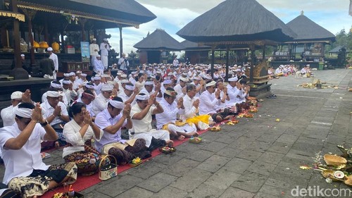 Gubernur Bali Wayan Koster bersama jajaran saat melakukan persembahyangan bersama di Pura Agung Besakih, Rabu (24/12/2025).