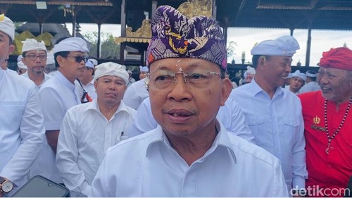 Gubernur Bali Wayan Koster bersama jajaran saat melakukan persembahyangan bersama di Pura Agung Besakih, Rabu (24/12/2025).