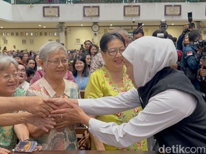 Khofifah Sapa Jemaat di Gereja Santa Maria Tak Bercela Jelang Misa Natal