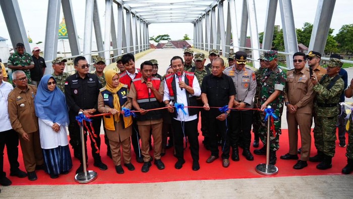 Gubernur Sulsel Andi Sudirman Sulaiman meresmikan Jembatan Sungai Malake di Sidrap.
