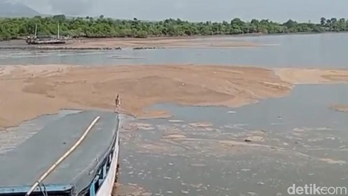 Gumpalan busa coklat yang muncul di di Teluk Bima tepatnya di Dermaga Bajo, Kecamatan Soromandi, Kabupaten Bima, NTB, Rabu, (24/12/2025).