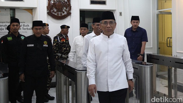 Ketua Umum PBNU KH Yahya Cholil Staquf menyampaikan pernyataan sikap di Lobi Gedung PBNU, Jalan Kramat Raya, Jakarta Pusat, Rabu (24/12/2025).