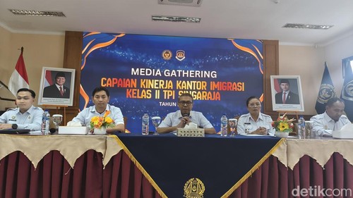 Konferensi pers di Imigrasi Singaraja, Rabu (24/12/2025).