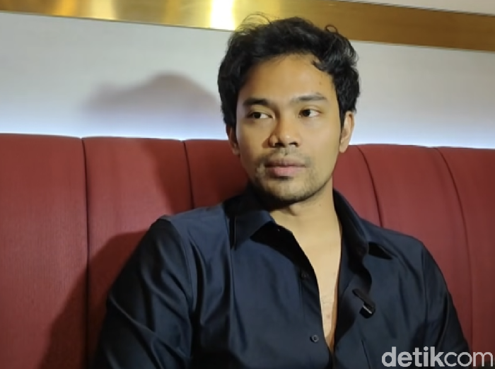 Insanul Fahmi pertama kali muncul ke publik usai mengaku nikahi siri Inara Rusli dan menduakan istri, Wardatina Mawa.