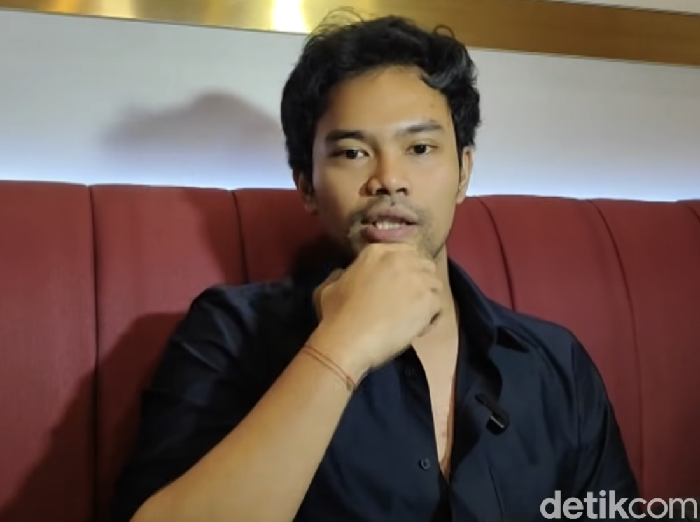 Insanul Fahmi pertama kali muncul ke publik usai mengaku nikahi siri Inara Rusli dan menduakan istri, Wardatina Mawa.