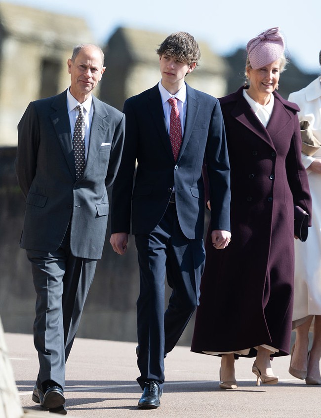 James merupakan putra bungsu Pangeran Edward, Duke of Edinburgh, dan Sophie, Duchess of Edinburgh. Lahir pada 17 Desember 2007, James adalah anak bungau Pangeran Edward dan Sophie. Sang kakak, Lady Louise Windsor sebelumnya juga mengambil pekerjaan di luar lingkungan kerajaan dengan menjadi pengurus kuda. Foto: Getty Images