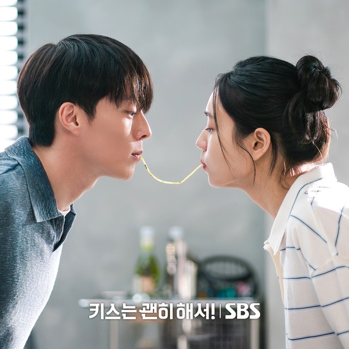 Adegan romantis Jang Ki Yong dan Ahn Eun Jin dalam episode 12 drama Korea Dynamite Kiss.