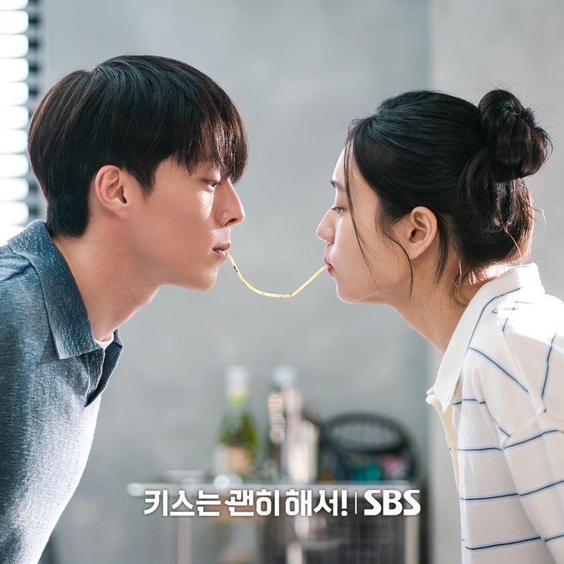 Jang Ki Yong dan Ahn Eun Jin Adegan romantis Jang Ki Yong dan Ahn Eun Jin dalam episode 12 drama Korea Dynamite Kiss.