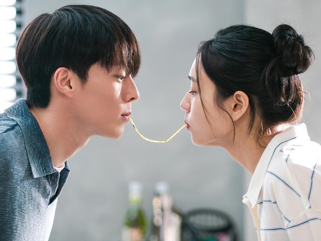 Adegan romantis Jang Ki Yong dan Ahn Eun Jin dalam episode 12 drama Korea Dynamite Kiss.
