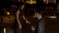 Gemasnya.... Kamari Sky Wassink yang malam itu juga menemani Jennifer dan Hubner memberikan respons tak terduga. Kamari yang juga memakai dress bernuansa hitam, mengikuti Hubner dengan berlutut di depan sang bunda. Foto: Instagram @jennifercoppenreal20