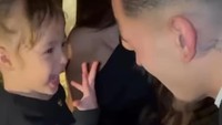 Seperti Jennifer Coppen, Kamari semringah banget dan langsung menunjukkan cincin yang melingkar di jarinya yang mungil. Bek Timnas Indonesia itu tertawa melihat kebahagiaan Kamari. Foto: Instagram @jennifercoppenreal20
