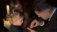 Kamari yang sejak tadi tertawa dan loncat bahagia melihat momen romantis ibunda dengan Hubner, juga gak ketinggalan mendapatkan hadiah. Pesepakbola yang kerap disapa Jusa itu juga memberikan cincin untuk Kamari. Foto: Instagram @jennifercoppenreal20