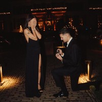 Jennifer pun tak kuasa menahan haru saat melihat Justin berlutut sambil memegang kotak cincin, menatapnya dengan penuh cinta. Foto: Instagram @justinhubner5