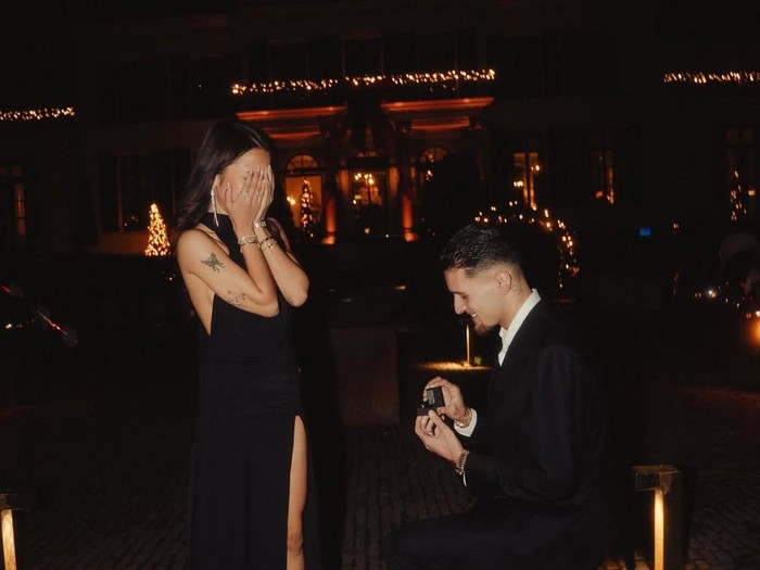 Justin Hubner melamar Jennifer Coppen.