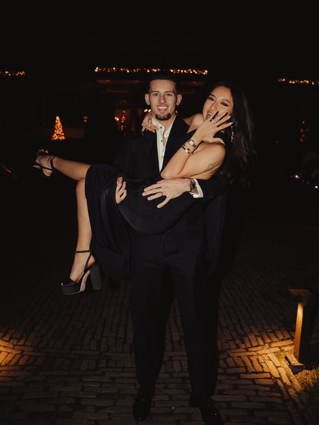 Salah satu foto memperlihatkan Jennifer digendong dalam pelukan Justin sambil memamerkan cincin berlian di jari manisnya. Foto: Instagram @justinhubner5