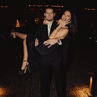 Salah satu foto memperlihatkan Jennifer digendong dalam pelukan Justin sambil memamerkan cincin berlian di jari manisnya. Foto: Instagram @justinhubner5