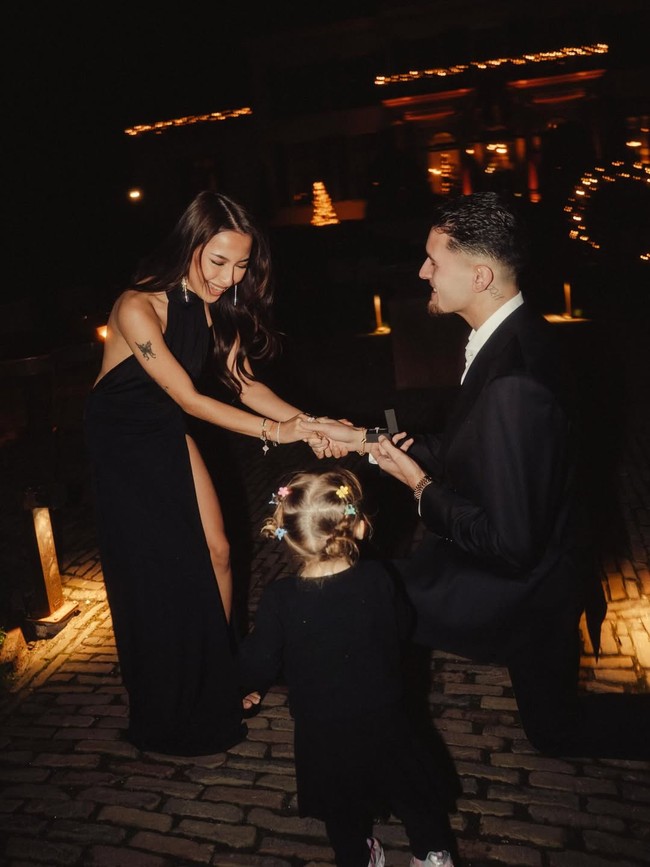 Momen tersebut semakin terasa manis karena disaksikan oleh Kamari, putri Jennifer dengan mendiang Dali Wassink. Belakangan netizen dibuat gemas melihat kedekatan Justin dan Kamari, yang sudah dianggap seperti putrinya. Foto: Instagram @justinhubner5