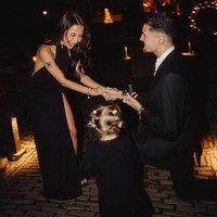 Momen tersebut semakin terasa manis karena disaksikan oleh Kamari, putri Jennifer dengan mendiang Dali Wassink. Belakangan netizen dibuat gemas melihat kedekatan Justin dan Kamari, yang sudah dianggap seperti putrinya. Foto: Instagram @justinhubner5