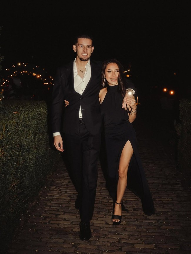 “Future Mr and Mrs Hubner!” Pesepakbola Justin Hubner membagikan momen romantis saat melamar aktris Jennifer Coppen lewat akun Instagram-nya hari ini, Rabu (24/12/2025). Foto: Instagram @justinhubner5